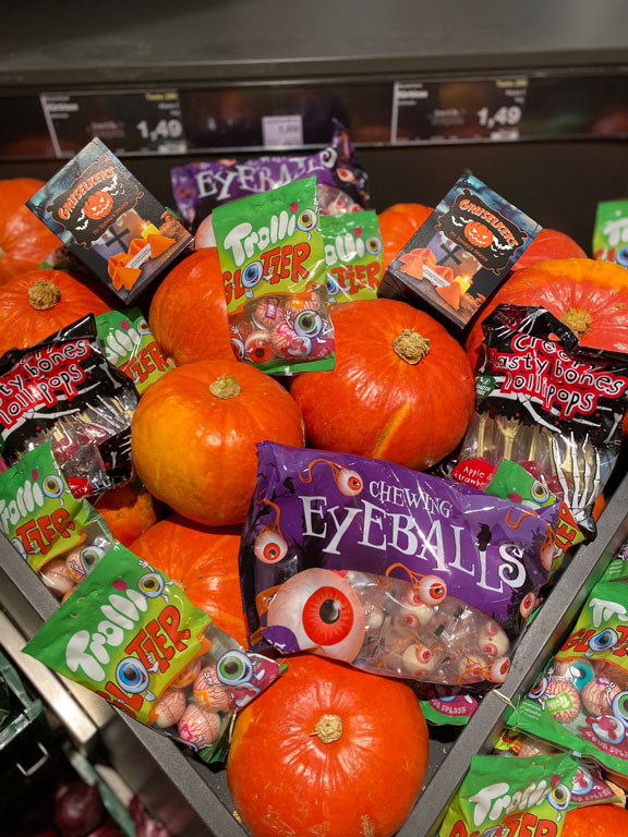 Das Sortiment an Halloween-Süßigkeiten bei EDEKA Bandelt