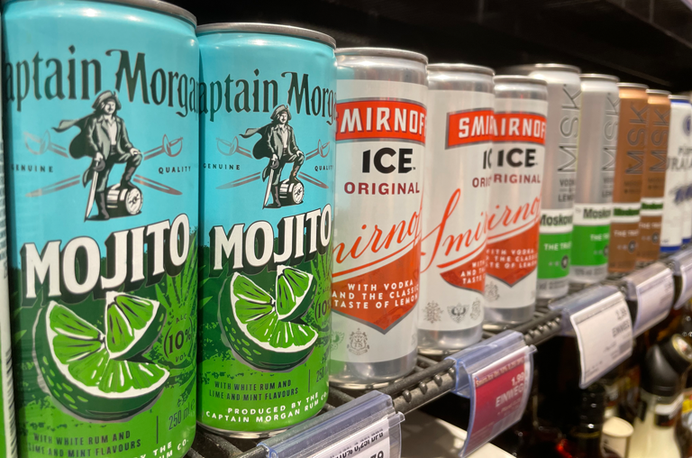 Cocktails to go in der Dose, mojito und smirnoff ice