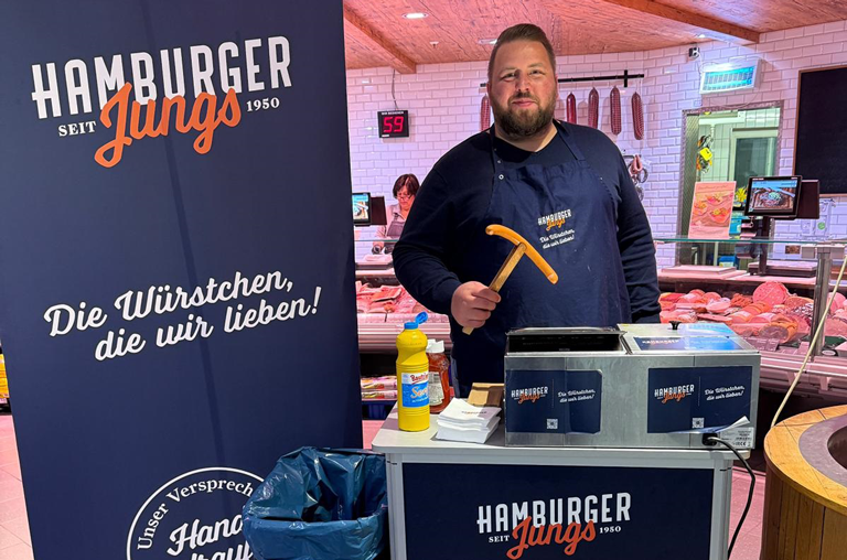 Hamburger Jungs boten ihre köstlichen Würstchen an