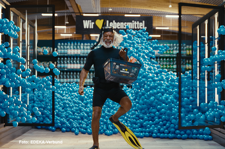 Eintauchen ins große Punkten, humorvoll vermitteln Taucher, Meerjungmann, Paddler und Co. die Botschaft, Foto: EDEKA-Verbund