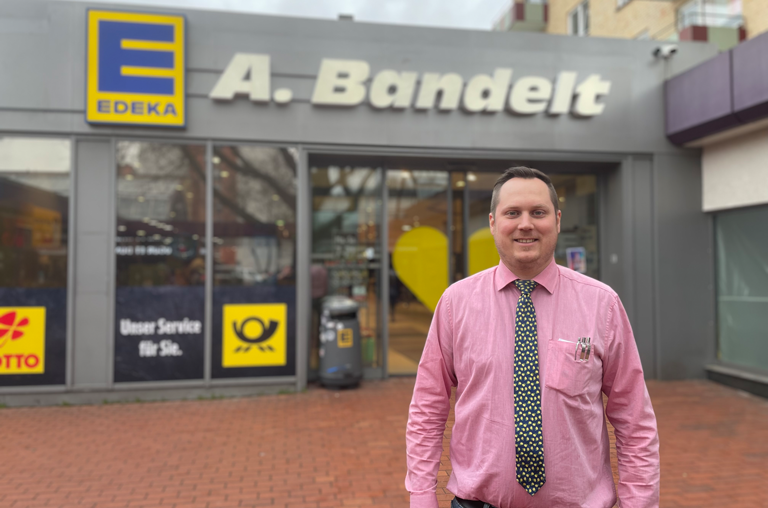 André Bandelt vor seinem neuen Markt EDEKA A. Bandelt in den Elbgaupassagen