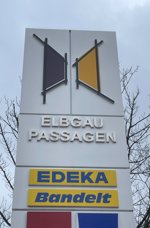 Die Beschilderung hängt. Ab sofort können Kunden in der Elbgaupassage bei EDEKA A. Bandelt einkaufen