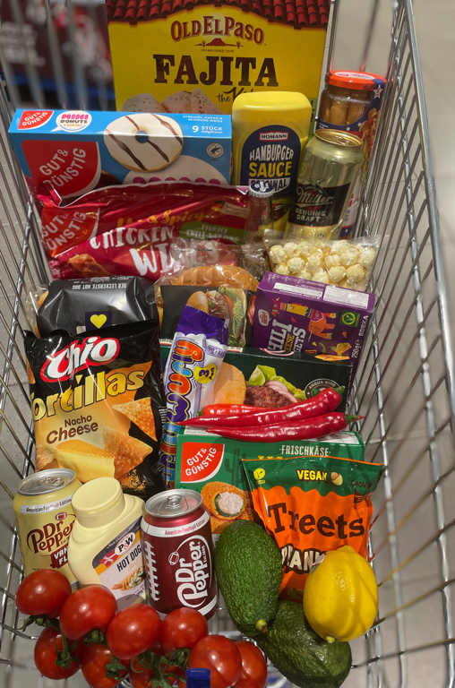 Snacks für den Super Bowl LIX bei EDEKA Bandelt im Einkaufswagen