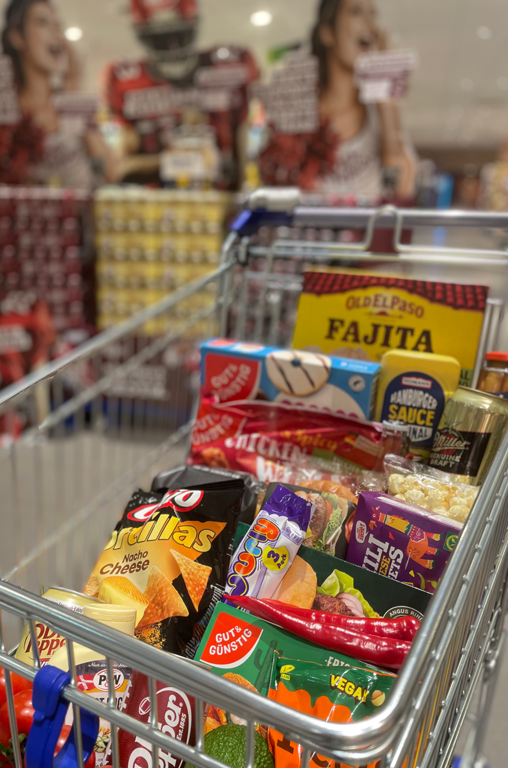 Snacks für den Super Bowl LIX bei EDEKA Bandelt im Einkaufswagen