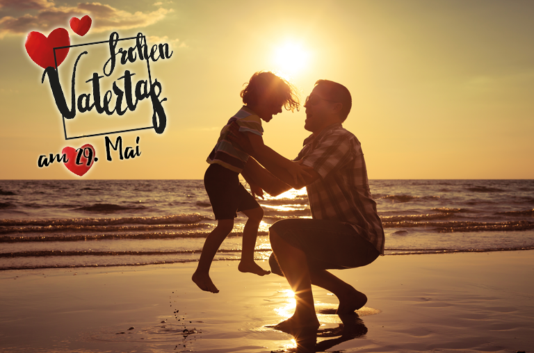 Vater mit Kind am Strand - frohen Vaddertach
