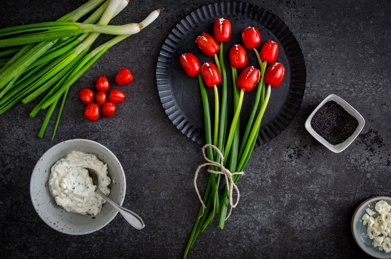 Rezeptbild EDEKA Tomatentulpen, Cocktailtomaten mit Frühlingszwiebeln als Stengel und Kräuterdipp