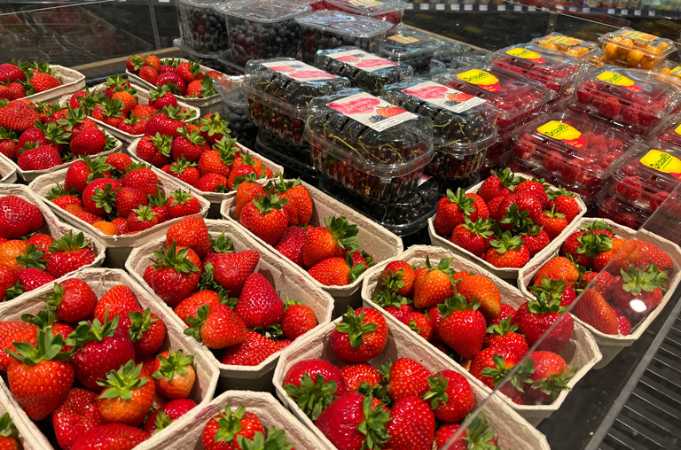 Beerenvielfalt im Markt EDEKA A. Bandelt