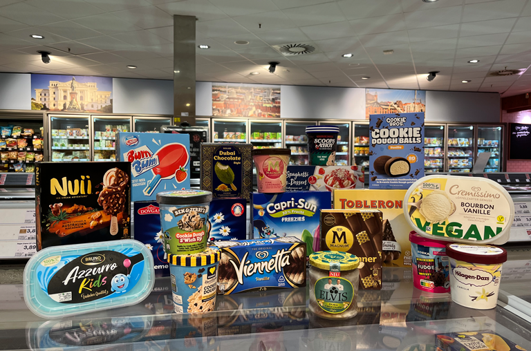 Viel Eissorten auf der Tiefkühltruhe im Bandelt-Markt im Mercado aufgestellt