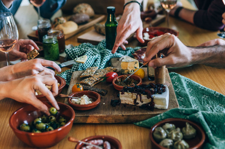Menschen essen gemeinsam Tapas