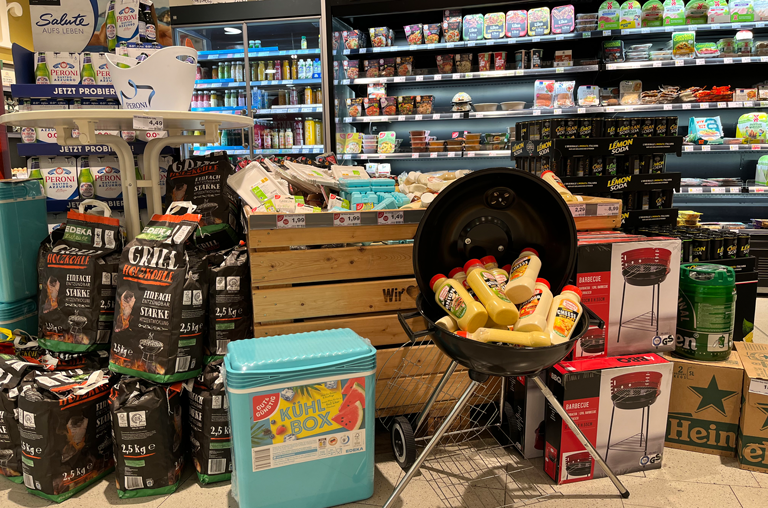 Grillzubehör aufgestellt bei EDEKA A. Bandelt