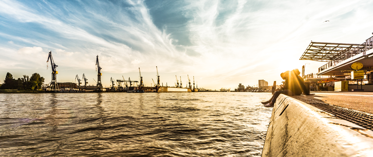 Sommerurlaub in Hamburg, Hafen beim Somnnenuntergang