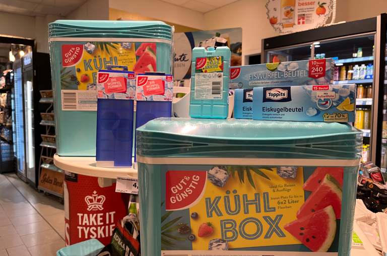 Kühlboxen und Kühlakkus, Eiswürfelformen im Sortiment