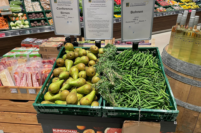 Birnen und Bohnen mit Bohnenkraut in der Auslage bei EDEKA A. Bandelt in der Elbgaupassage