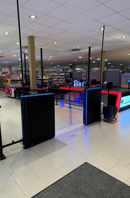 Die Kassen von EDEKA A. Bandelt in der Elbgaupassage wurden modernisiert, Eingangsansicht