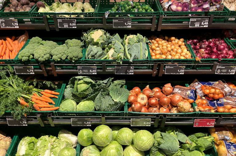 Frischer Kohl und weitere herbstliche Zutaten für Eintöpfe und Schmorbraten