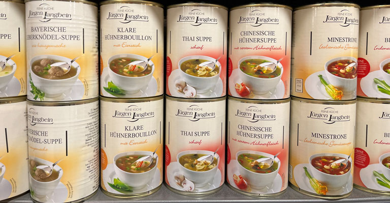 Suppen in den Regalen der Bandelt-Märkte