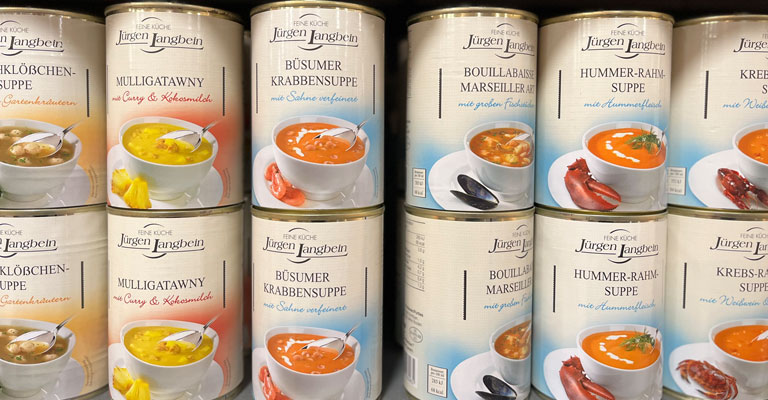 Suppen in den Regalen der Bandelt-Märkte