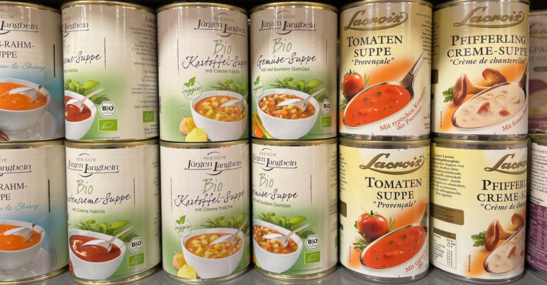 Suppen in den Regalen der Bandelt-Märkte