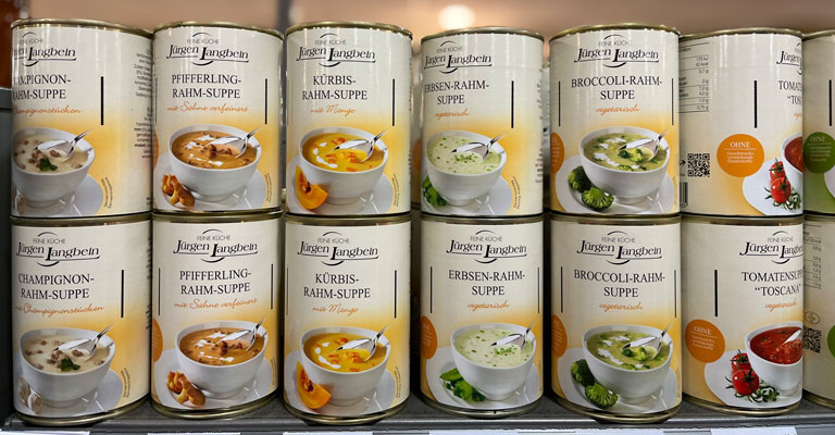 Suppen in den Regalen der Bandelt-Märkte