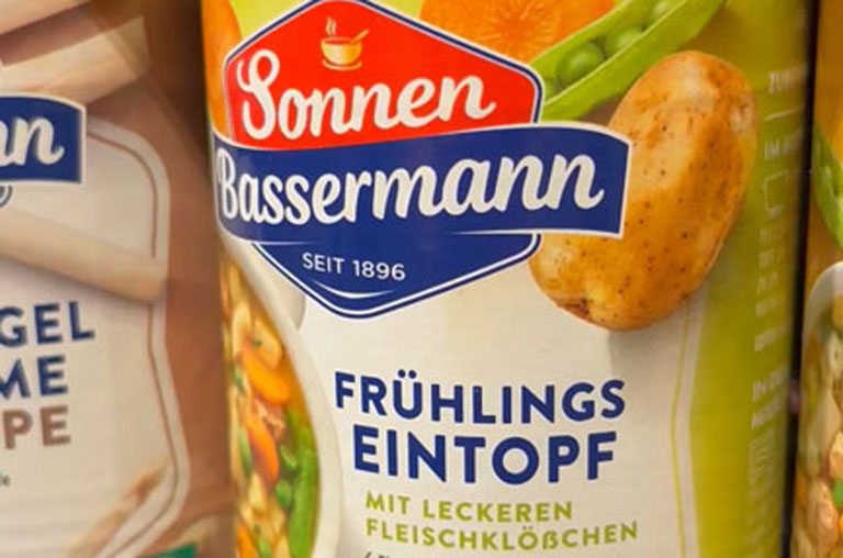 Suppen in den Regalen der Bandelt-Märkte