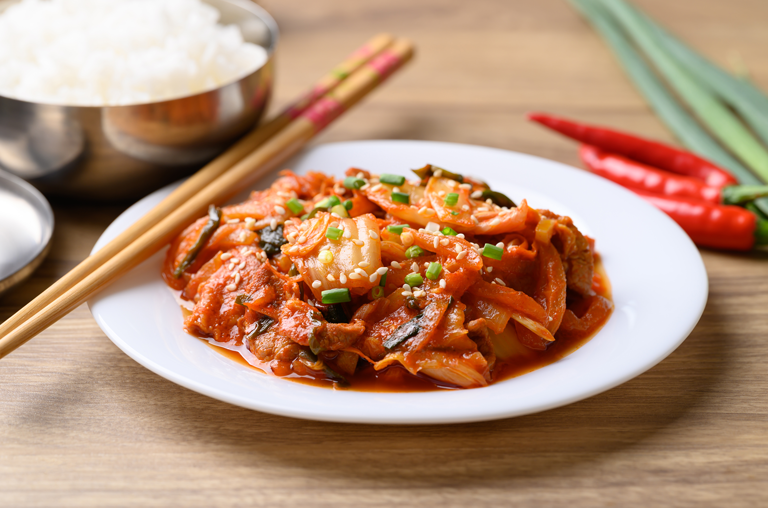 Kimchi auf einem Teller mit Sesam