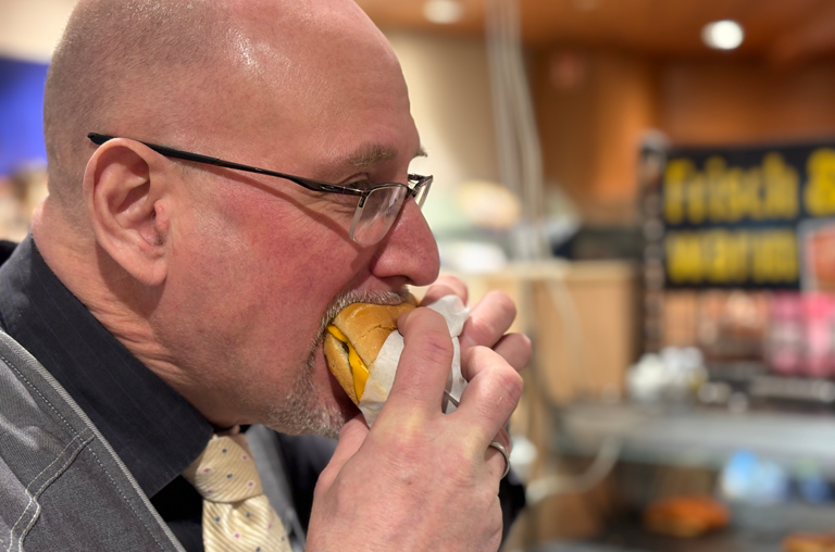 Roy Bandelt beißt in den köstlichen Burger aus der warmen Theke im EDEKA Bandelt