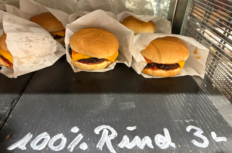 Der neue Cheese-Burger der heißen Theke im EDEKA Bandelt 1