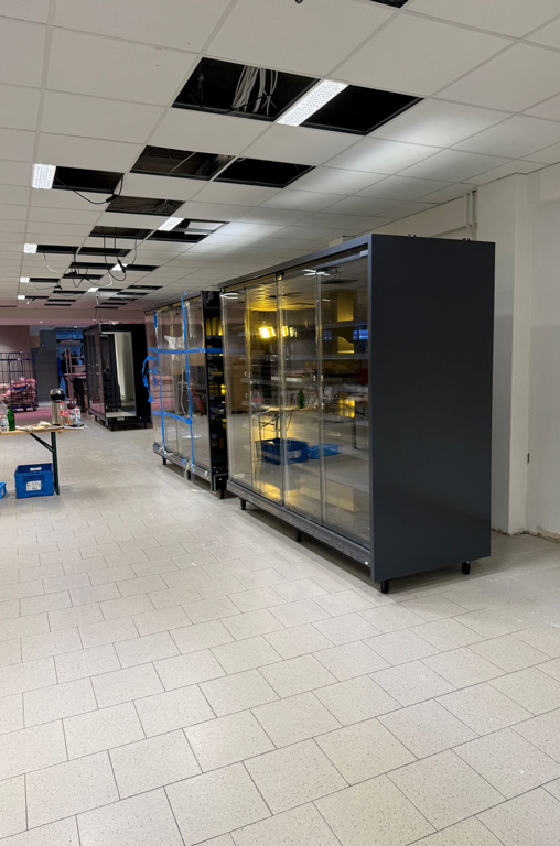 Neues Kühlregal beim Umbau EDEKA A. Bandelt in den Elbgaupassagen
