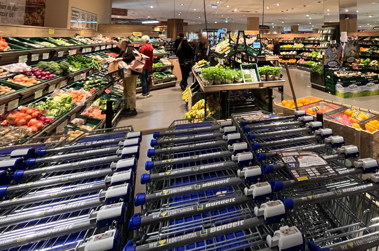 Einkaufswagen bei EDEKA Bandelt im Mercado Center