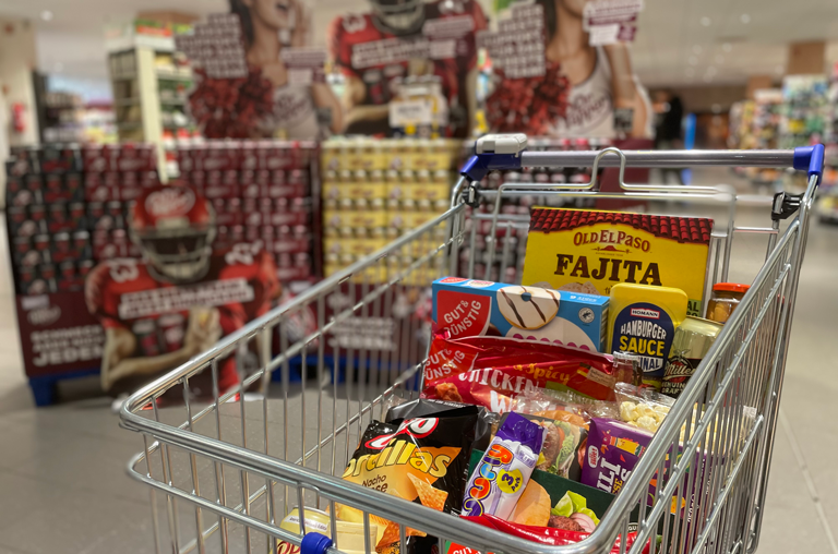 Einkaufswagen gefüllt mit Super Bowl Essen bei EDEKA Bandelt im Mercado Center
