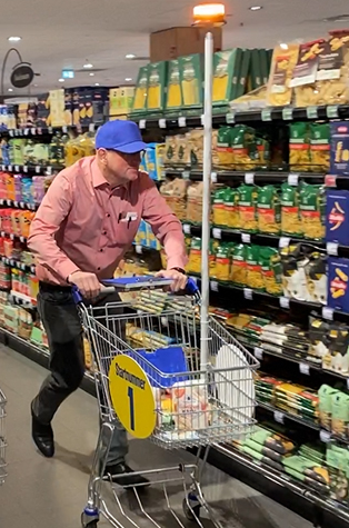Roy Bandelt beim Einkaufswagenrennen