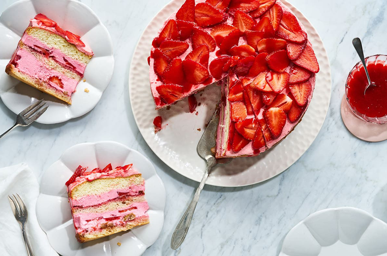 EDEKA Rezept Erdbeer-Käse-Sahne-Torte mit Rhabarber