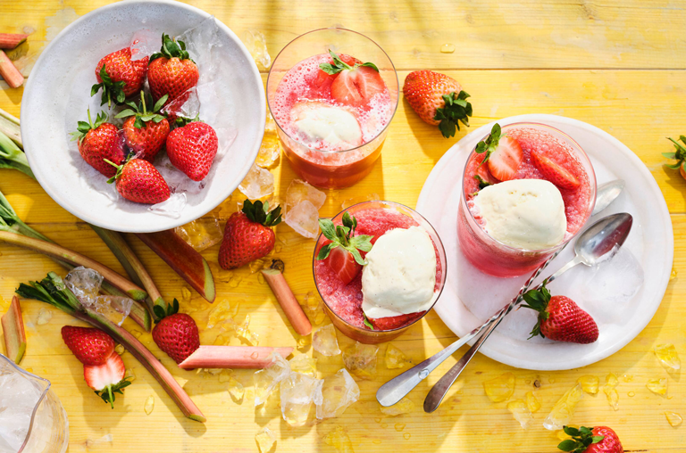 EDEKA Rezept Erdbeer-Rhabarber-Daiquiri-Float
