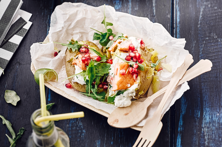 Zum Internationaler Tag der Kartoffel Hände, Rezeptbild EDEKA für Ofenkartoffel mit Lachs