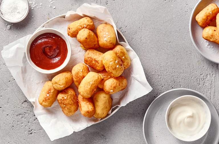 Zum Internationaler Tag der Kartoffel Hände, Rezeptbild EDEKA für Tater Tots