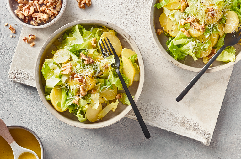 Zum Internationaler Tag der Kartoffel Hände, Rezeptbild EDEKA für Endiviensalat mit Kartoffel