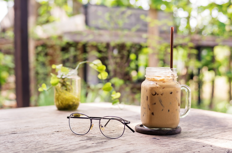 Eiskaffee und Eistee an heißen Tagen