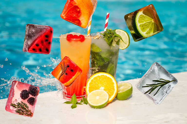 Aufmacherbild Eiswürfel, die um einige Cocktails herumfliegen