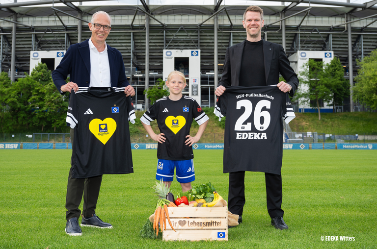 EDEKA wird offizieller Ernährungspartner des HSV und fördert damit auch den Nachwuchs: Dirk Neuhaus (Geschäftsführer EDEKA Nordwest Stiftung & Co. KG, links) und Dr. Eric Huwer (Vorstand HSV, rechts) präsentieren die neuen Trikots der HSV-Fußballschule // (C): EDEKA Witters